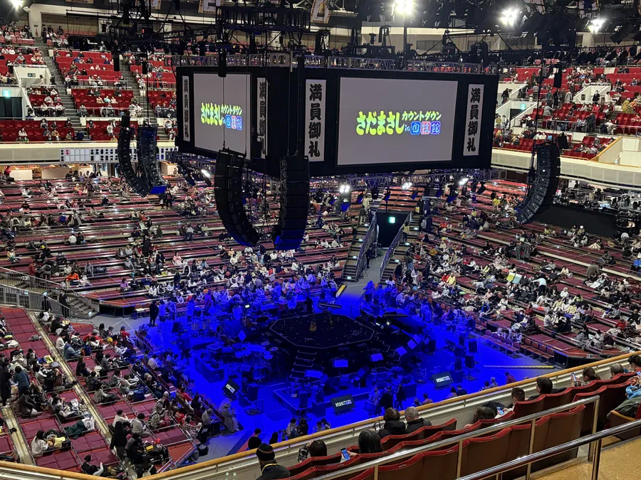 満員御礼の垂れ幕付きの大モニター写真